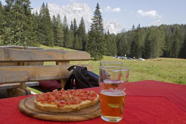 2011-08-24_13-26-51 cadore.jpg - Verdiente Strkung nach der Wanderung an der Htte Pezie de Paru